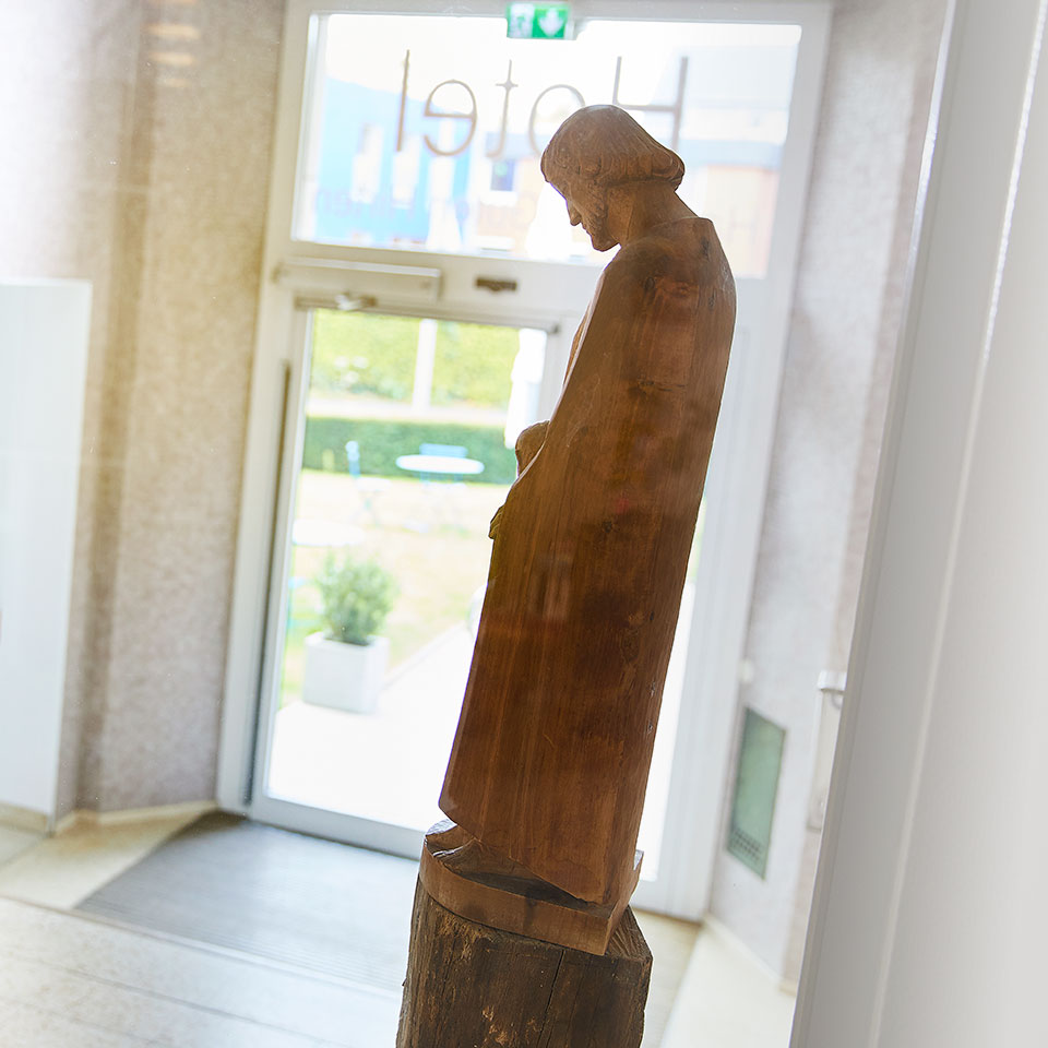Statue des Heiligen Josef am Hotel-Eingang