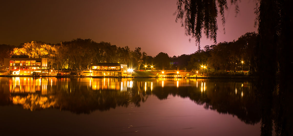 Blick über den Aasee bei Nacht