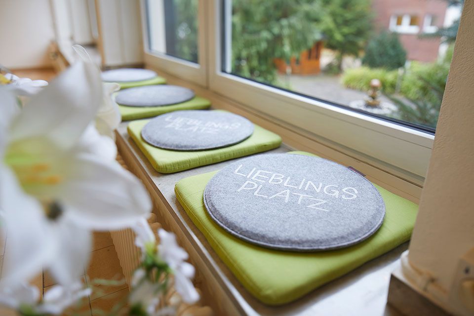  Seat cushions with the inscription “Lieblingsplatz” (Favorite place)