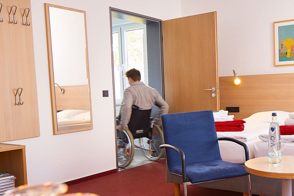 Rollstuhlfahrer verlässt das Zimmer